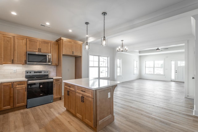 kitchen with stainless steel appliances, light wood-style flooring, backsplash, and visible vents