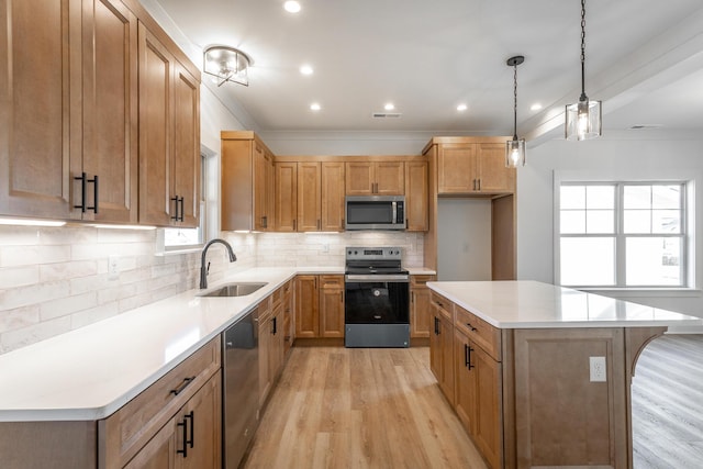 kitchen with stainless steel appliances, light wood-type flooring, a sink, and decorative backsplash