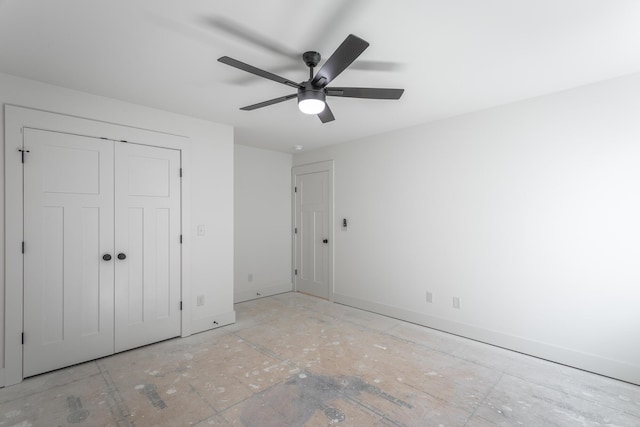 unfurnished bedroom featuring a ceiling fan, baseboards, and a closet