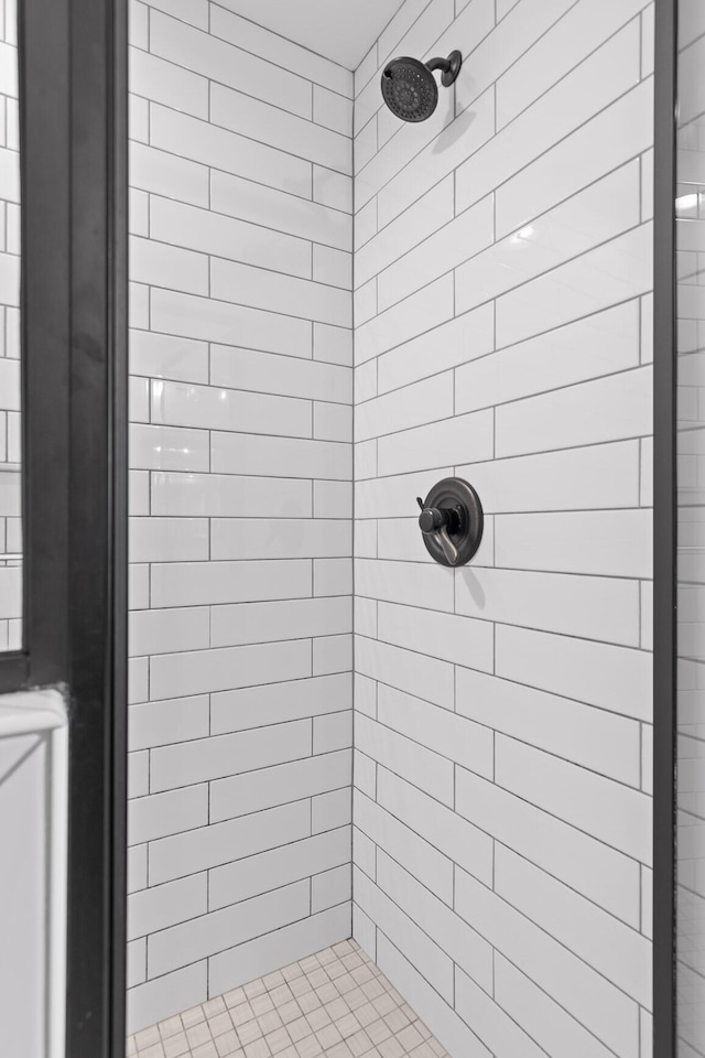 bathroom featuring a tile shower