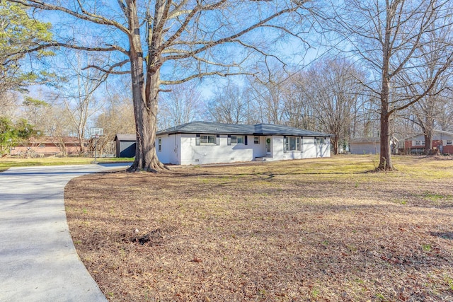 view of front of property featuring a front yard