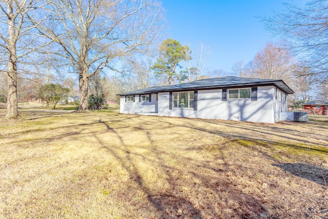 rear view of house featuring a lawn