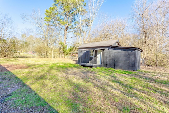 view of yard featuring an outbuilding