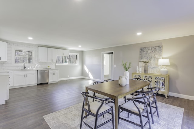 dining area featuring dark wood-style floors, recessed lighting, ornamental molding, and baseboards