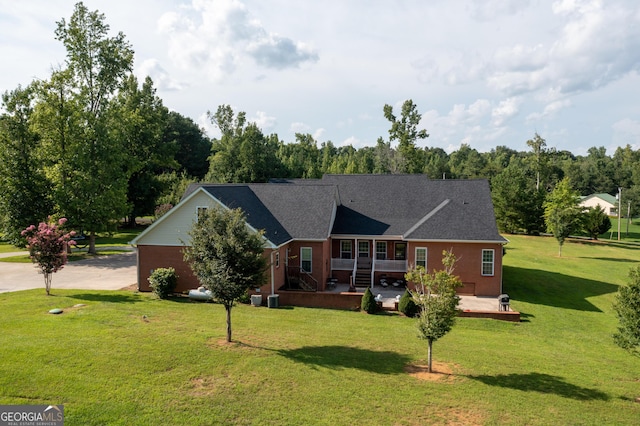 view of front of home featuring a porch and a front lawn