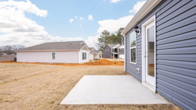 view of yard featuring a residential view and a patio