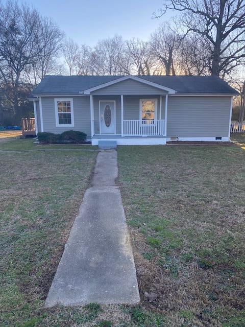 view of front of property featuring a porch and a front yard