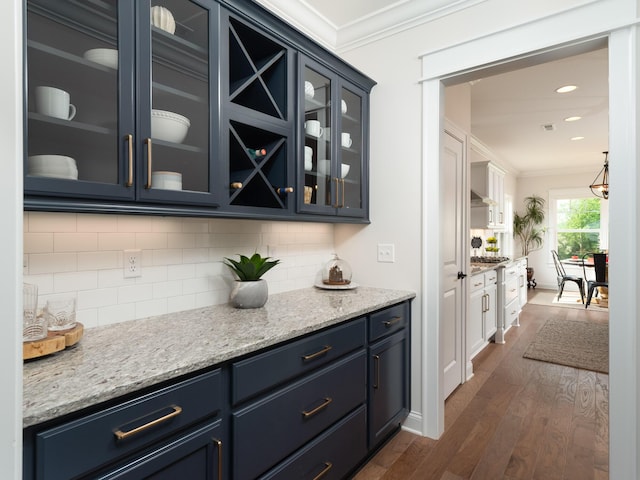 bar with recessed lighting, dark wood-style flooring, baseboards, backsplash, and crown molding