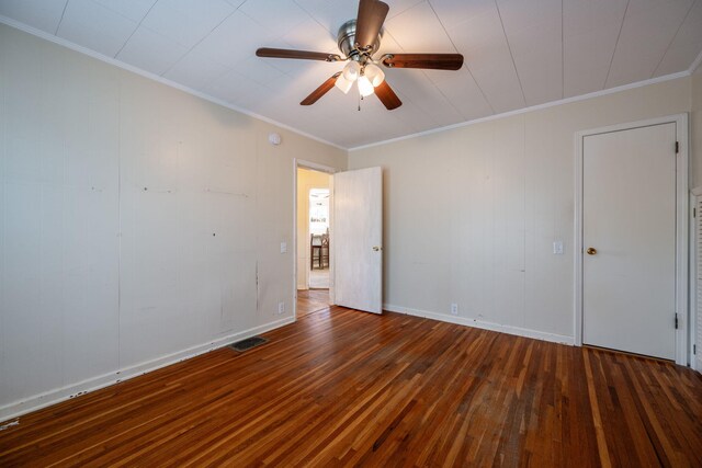 empty room with visible vents, ornamental molding, ceiling fan, baseboards, and hardwood / wood-style flooring