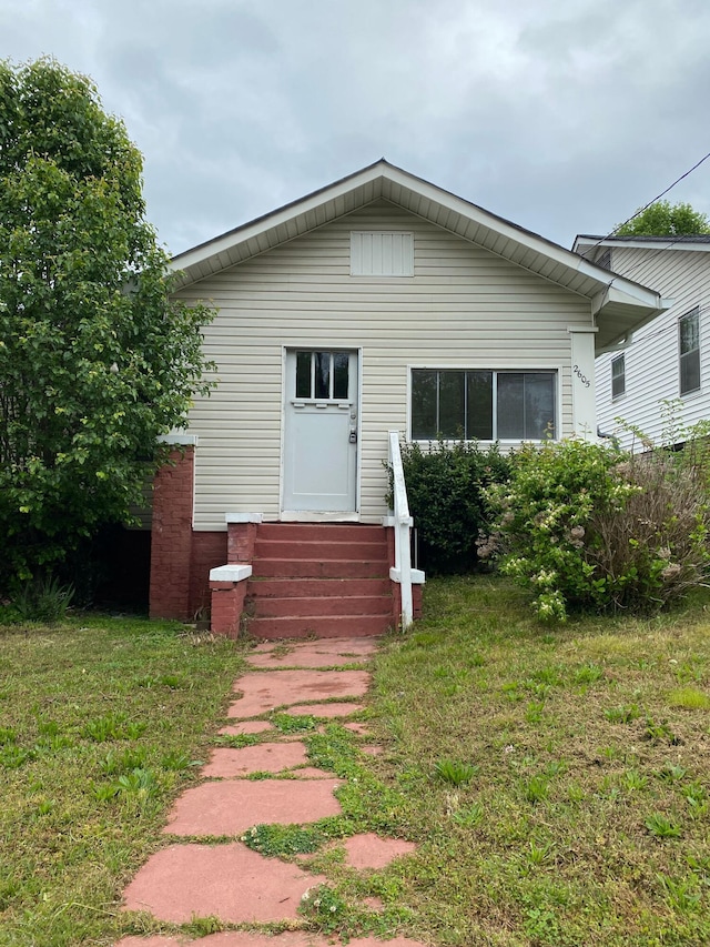 view of front facade featuring a front yard