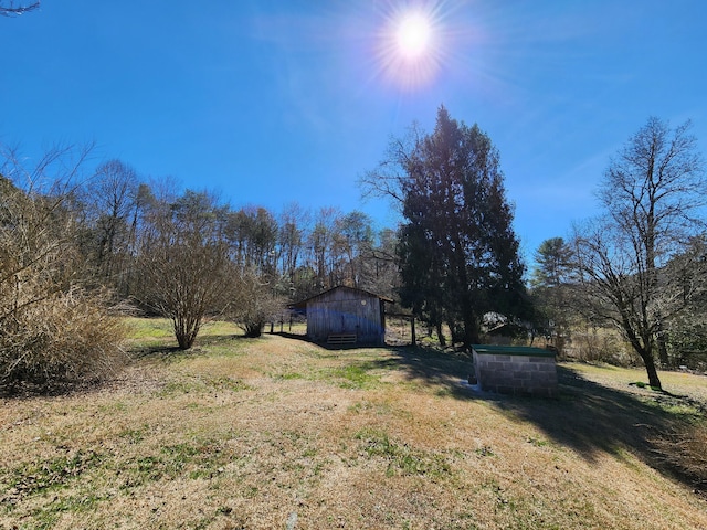 view of yard featuring an outdoor structure and a barn