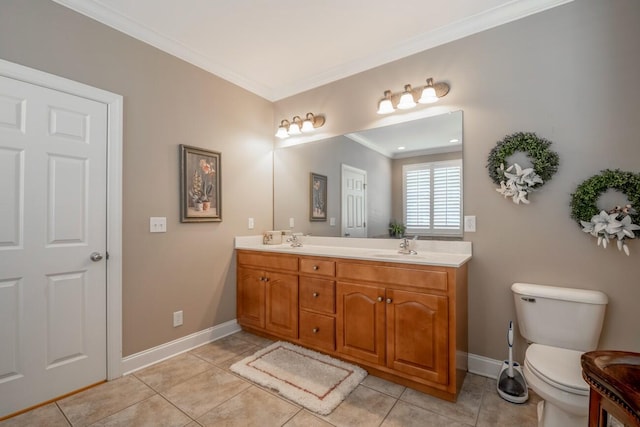 full bathroom featuring baseboards, a sink, toilet, and crown molding