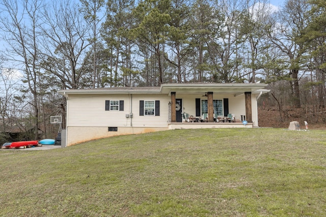 view of front facade featuring a ceiling fan and a front yard