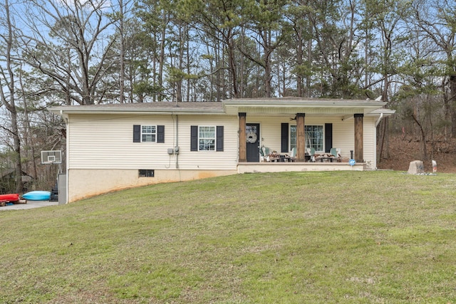 single story home featuring a wall unit AC, ceiling fan, and a front lawn