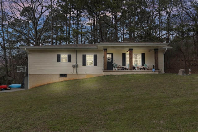 ranch-style house featuring a front yard and ceiling fan