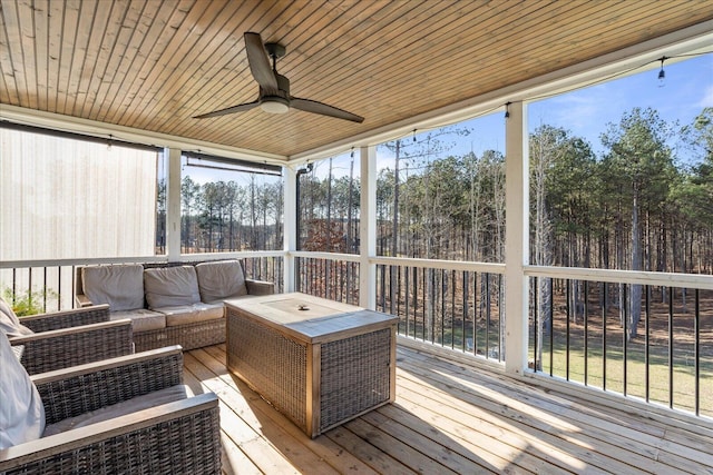 sunroom / solarium featuring an outdoor hangout area and ceiling fan