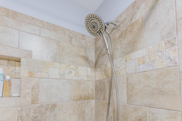 details featuring tiled shower