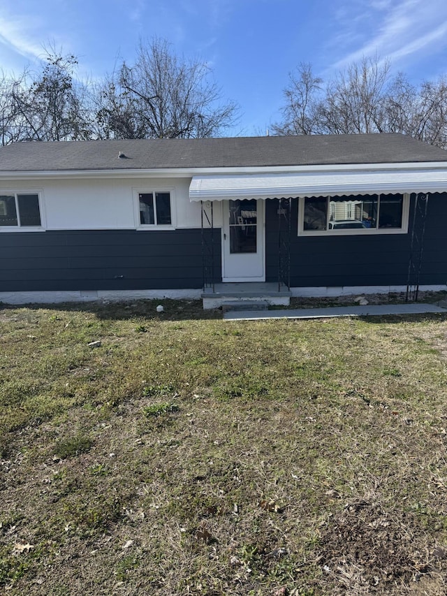 view of front of home with a front lawn