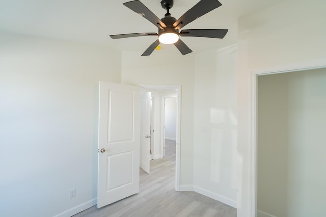 unfurnished room featuring light wood-style floors, ceiling fan, and baseboards