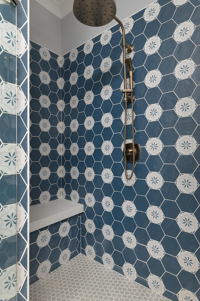 full bathroom featuring a tile shower