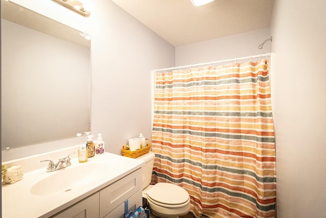 bathroom with a shower with curtain, vanity, and toilet