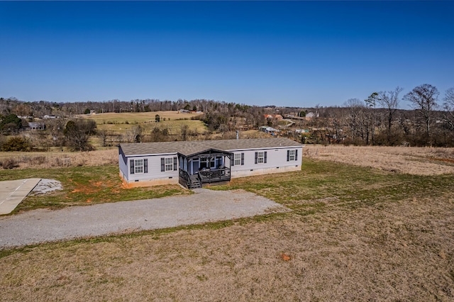 view of front of home featuring crawl space, driveway, and a front yard