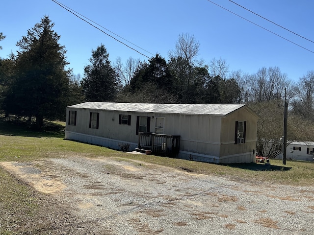 manufactured / mobile home featuring dirt driveway