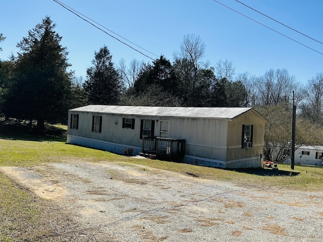 manufactured / mobile home featuring dirt driveway