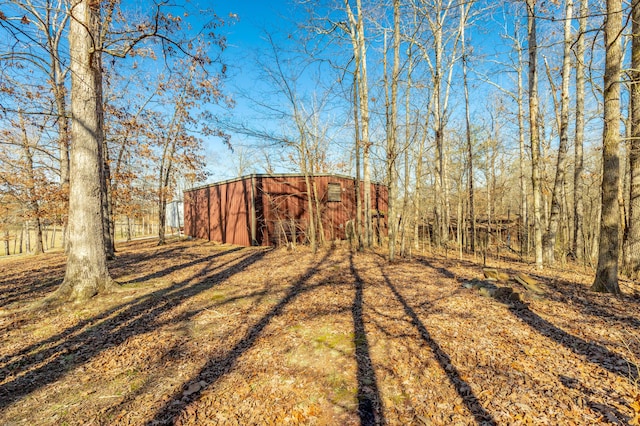 view of yard with a pole building and an outdoor structure