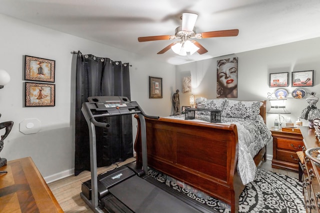 bedroom with light wood-style flooring, baseboards, and ceiling fan