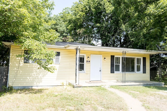 view of front facade featuring fence, a front lawn, and a porch