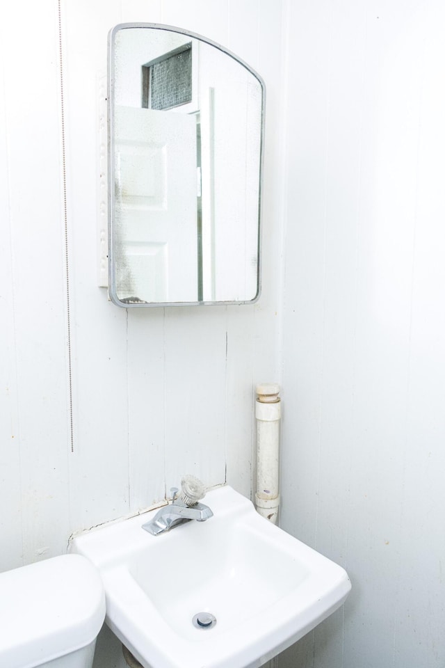 bathroom featuring a sink and toilet