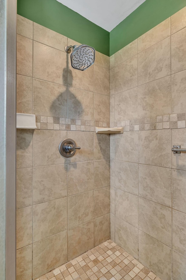 bathroom featuring a tile shower