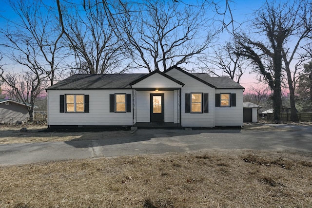 view of front of house featuring a shingled roof