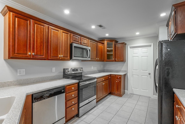 kitchen featuring visible vents, recessed lighting, stainless steel appliances, light tile patterned flooring, and crown molding