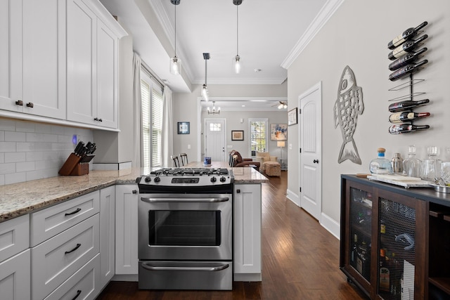 kitchen featuring tasteful backsplash, gas range, dark wood-style flooring, a peninsula, and crown molding