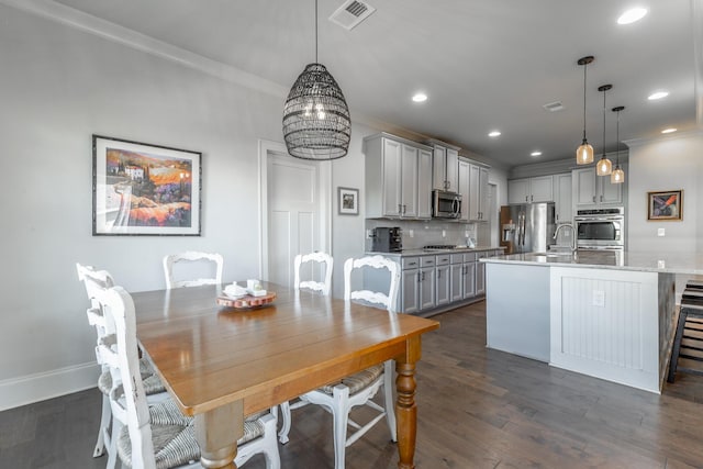 dining space with dark wood-type flooring, recessed lighting, visible vents, and baseboards