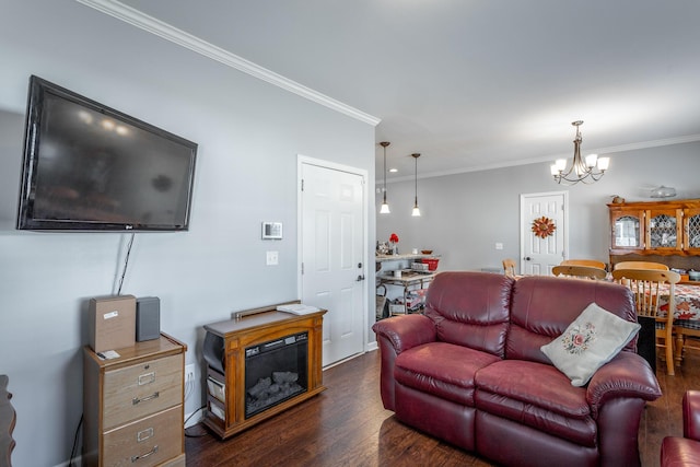 living area with dark wood-type flooring, crown molding, and an inviting chandelier