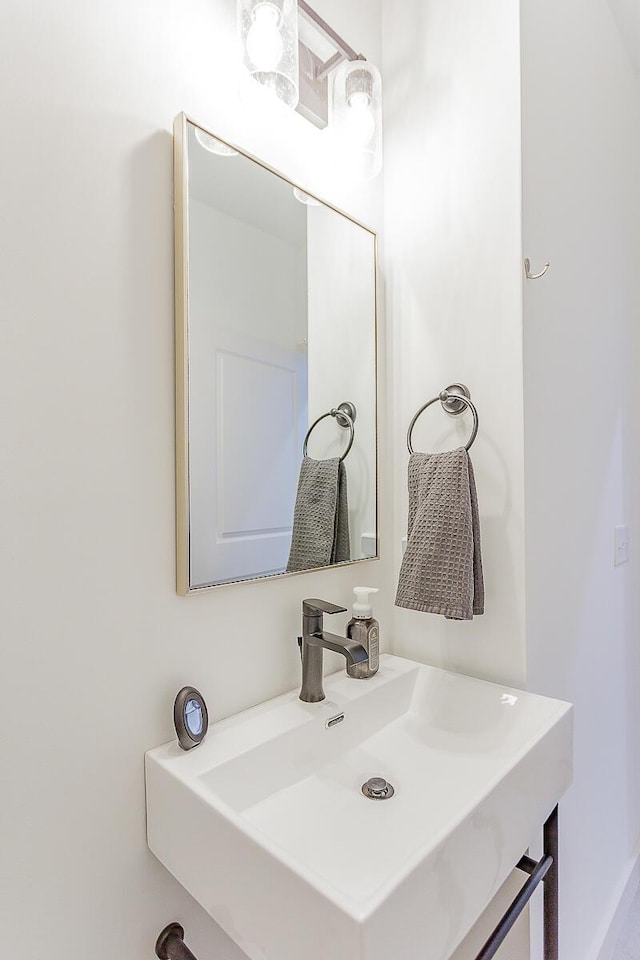 bathroom featuring a sink