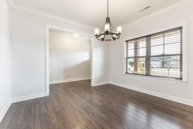 spare room featuring a chandelier, visible vents, ornamental molding, and dark wood-style flooring