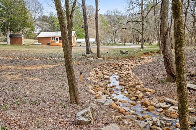 view of yard featuring an outbuilding