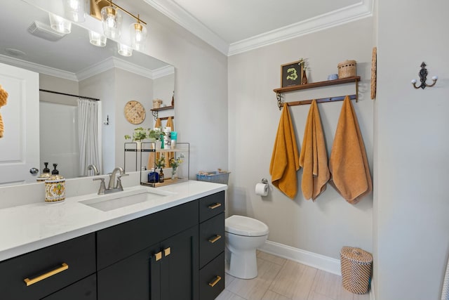 full bathroom featuring crown molding, curtained shower, toilet, vanity, and baseboards