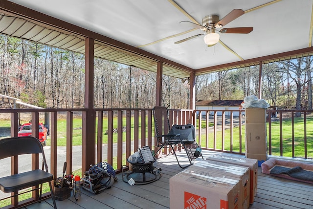 sunroom featuring a ceiling fan