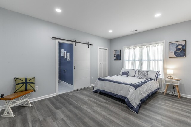 4513 Lamont Ln, Chattanooga, TN 37415 - bedroom featuring visible vents, recessed lighting, a barn door, and wood finished floors