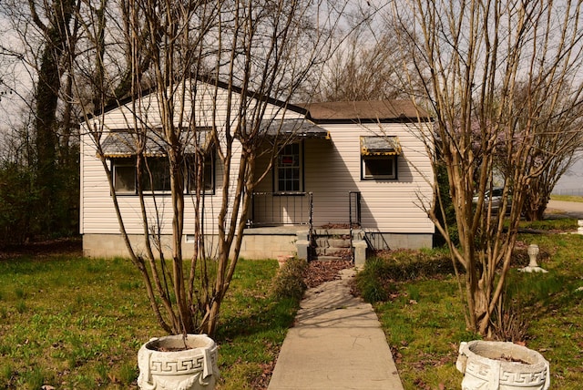 view of front of home featuring a front yard