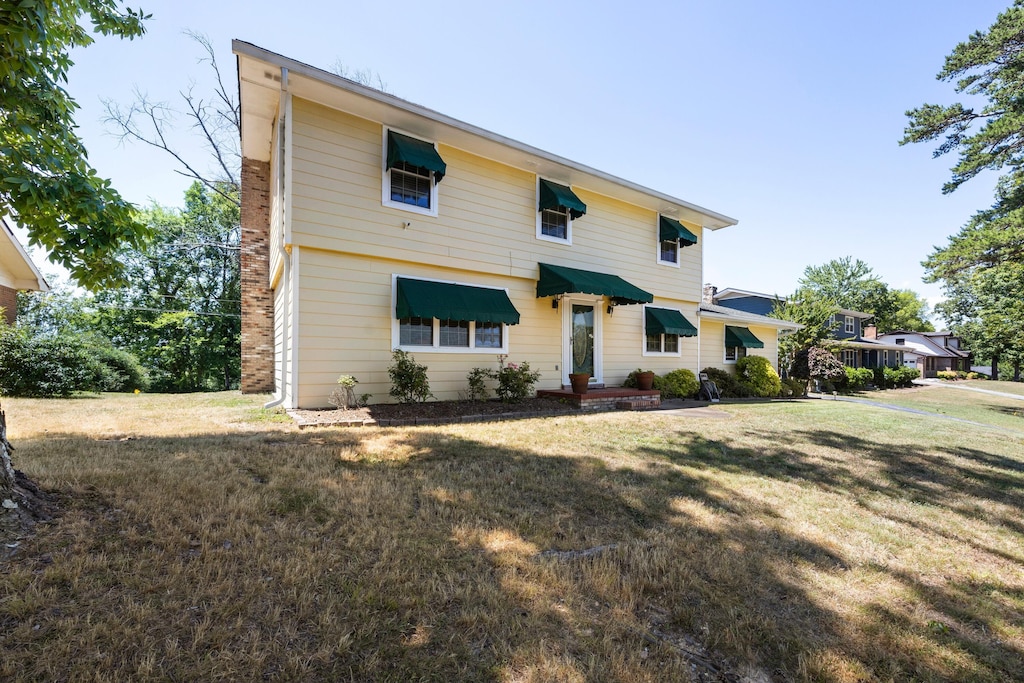 view of front of property featuring a front lawn