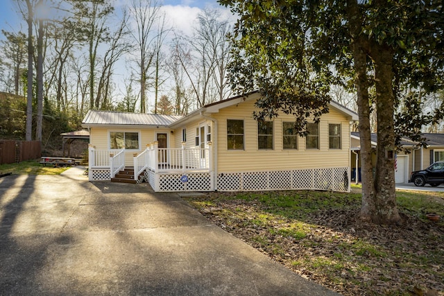 view of front facade with metal roof and driveway