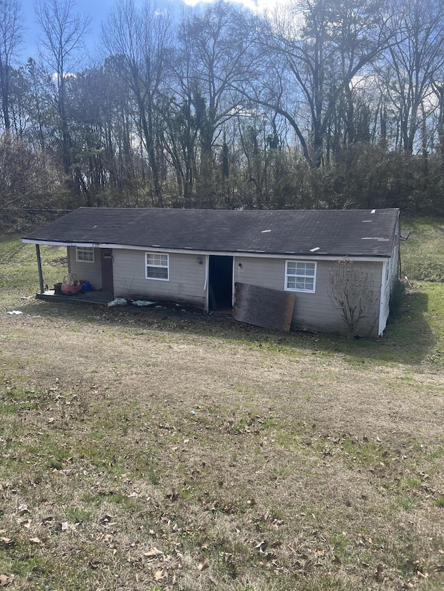 single story home with a front lawn