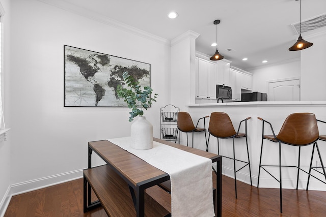 dining room with visible vents, crown molding, baseboards, recessed lighting, and dark wood-style flooring