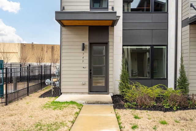 entrance to property with fence